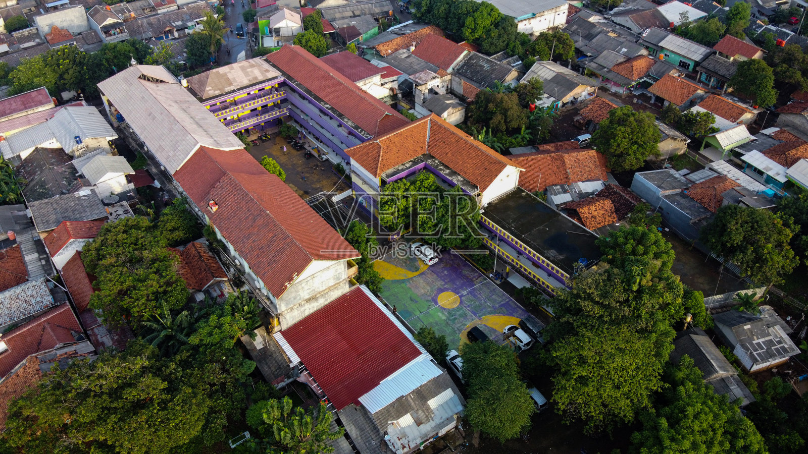 洪水泛滥的航拍视角，大规模自然灾害后的破坏景象照片摄影图片