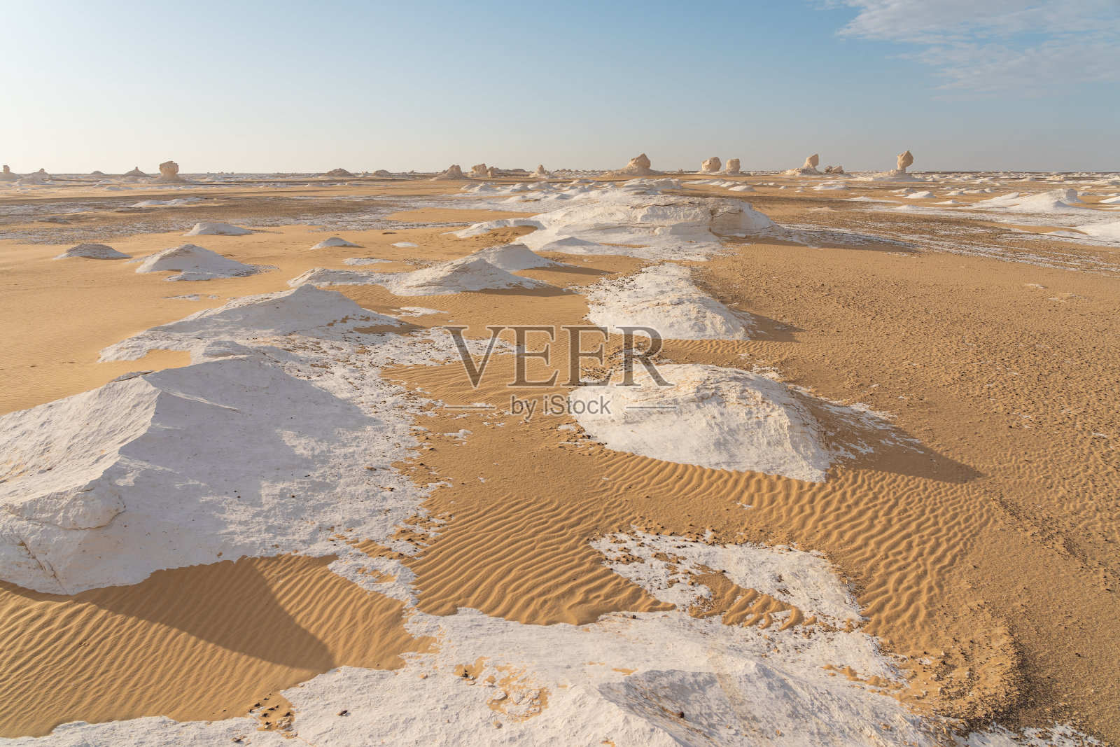 埃及白色沙漠的沙纹图案的清晨美丽风景照片摄影图片