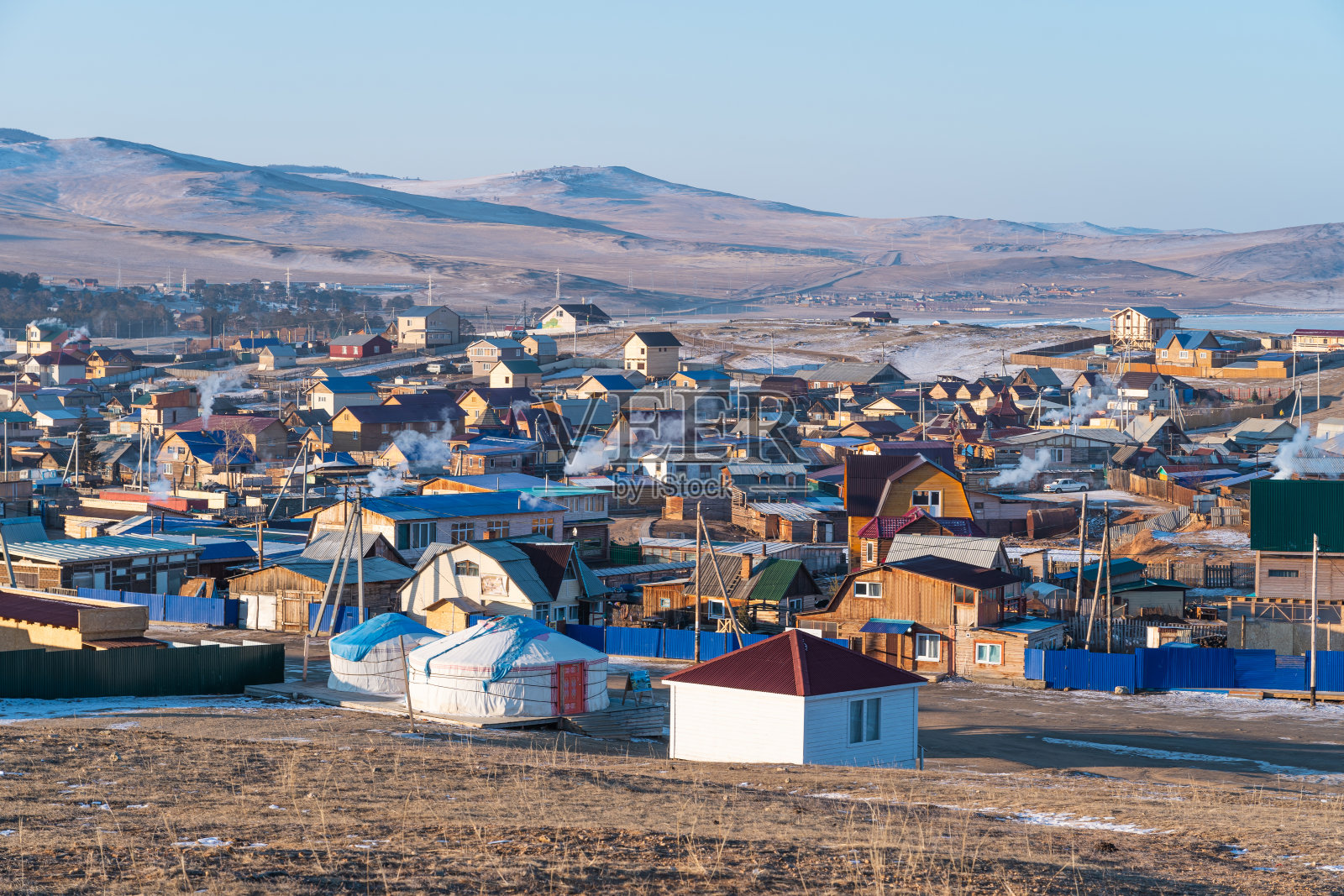 俄罗斯西伯利亚的库兹尔村，冬季奥尔洪岛最大的村庄照片摄影图片