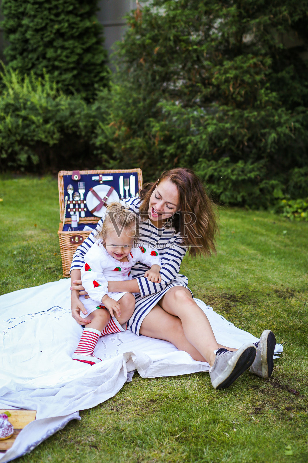 年轻女子和女儿在花园里照片摄影图片