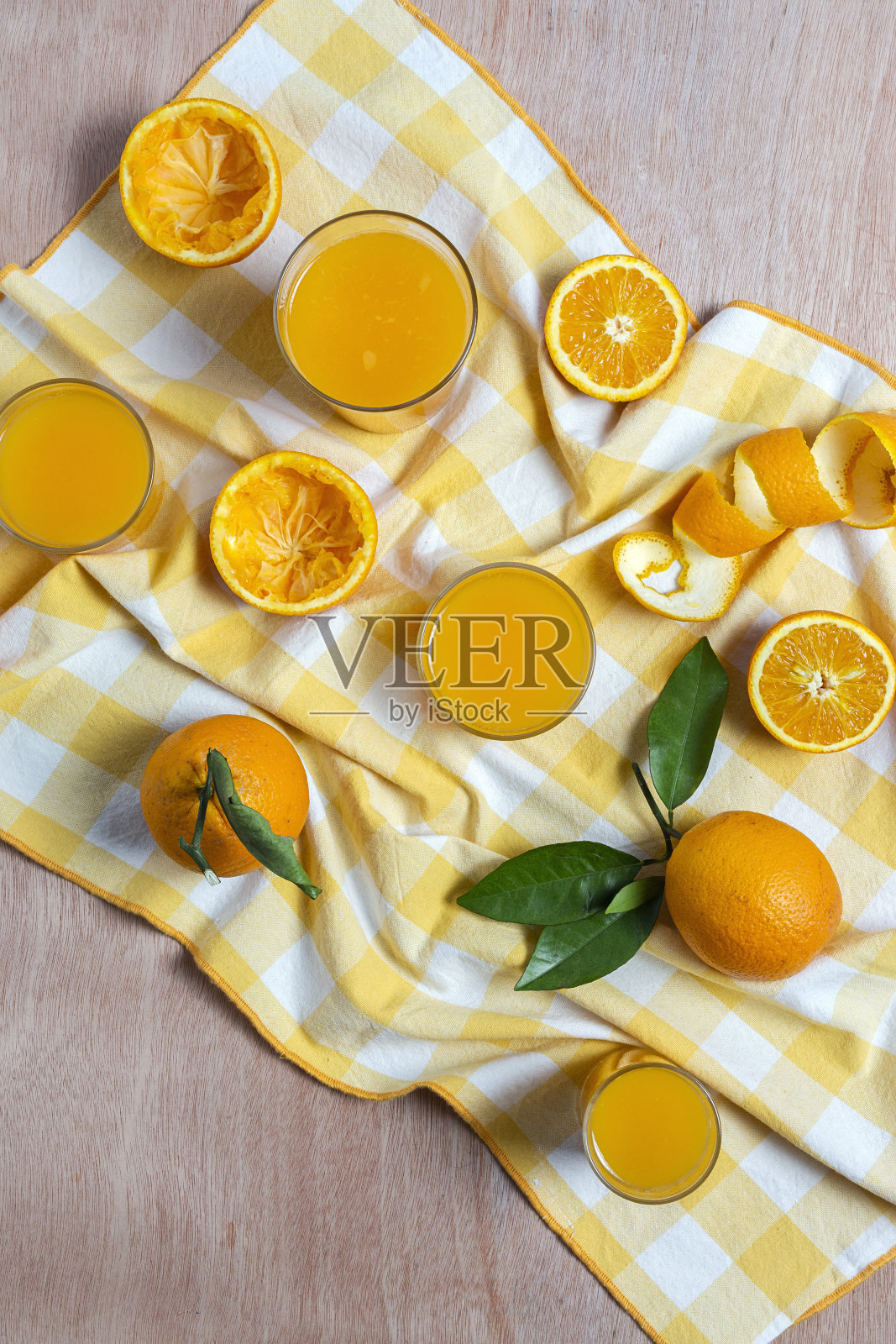 木桌上自制的橙汁照片摄影图片