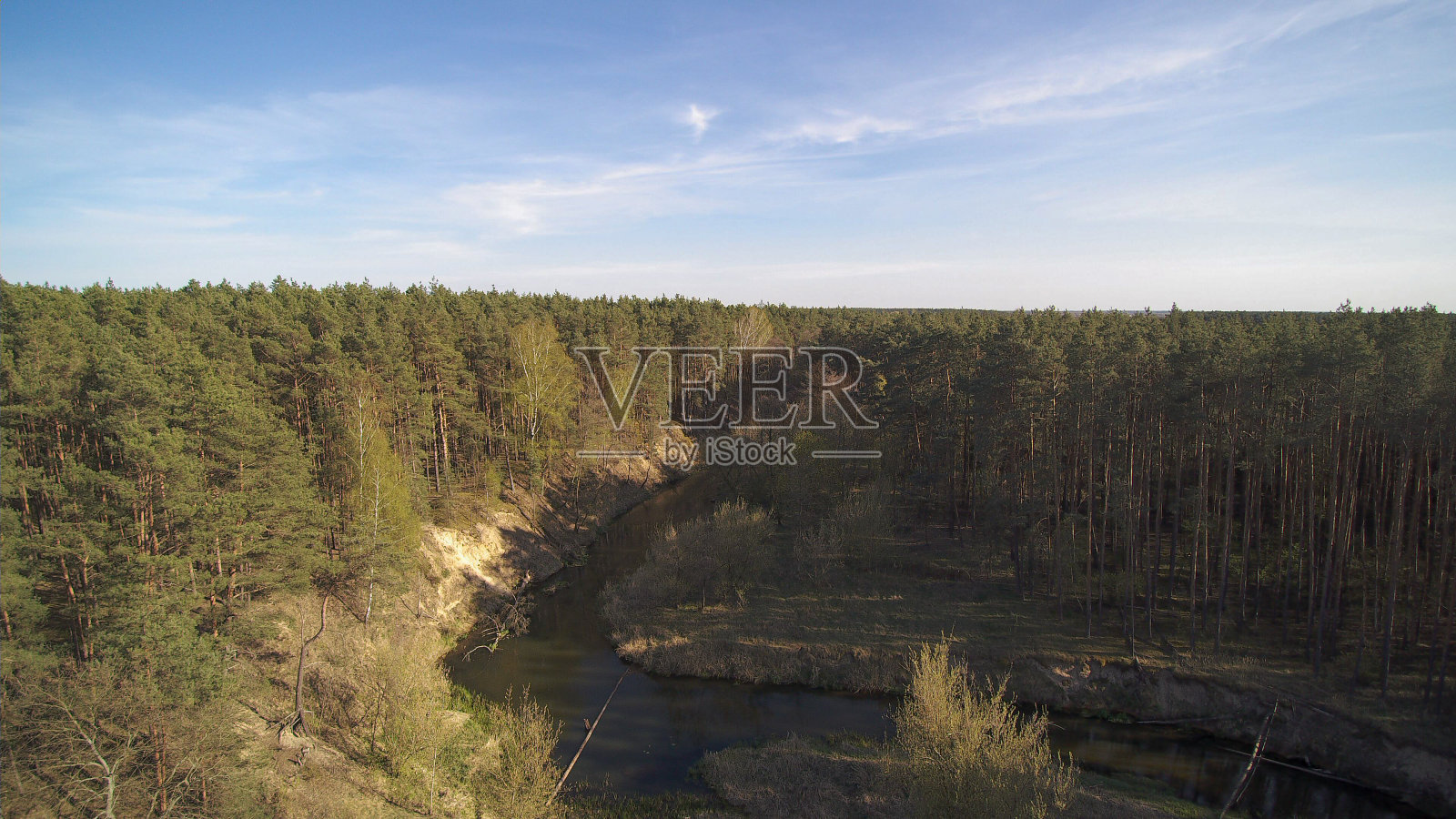 飞越波兰一条湍急的小河。照片摄影图片
