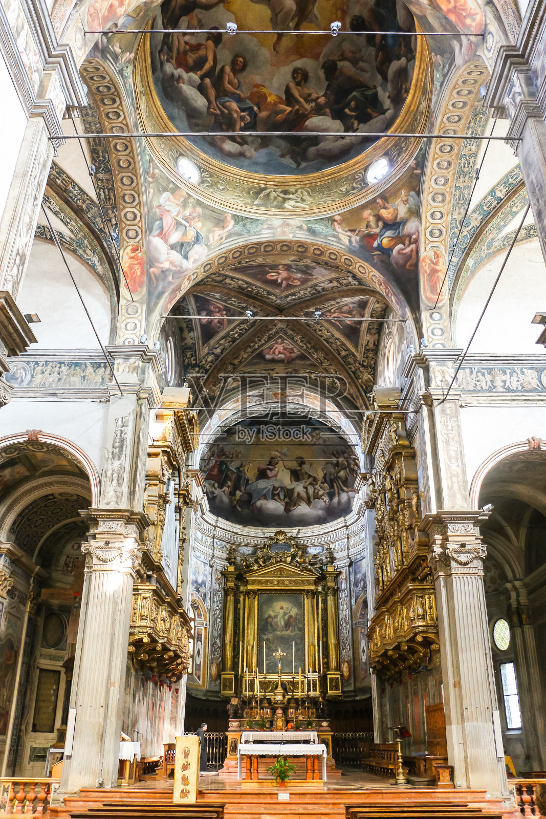 天主教堂 (Chiesa di San Giovanni Evangelista) 的内部。照片摄影图片