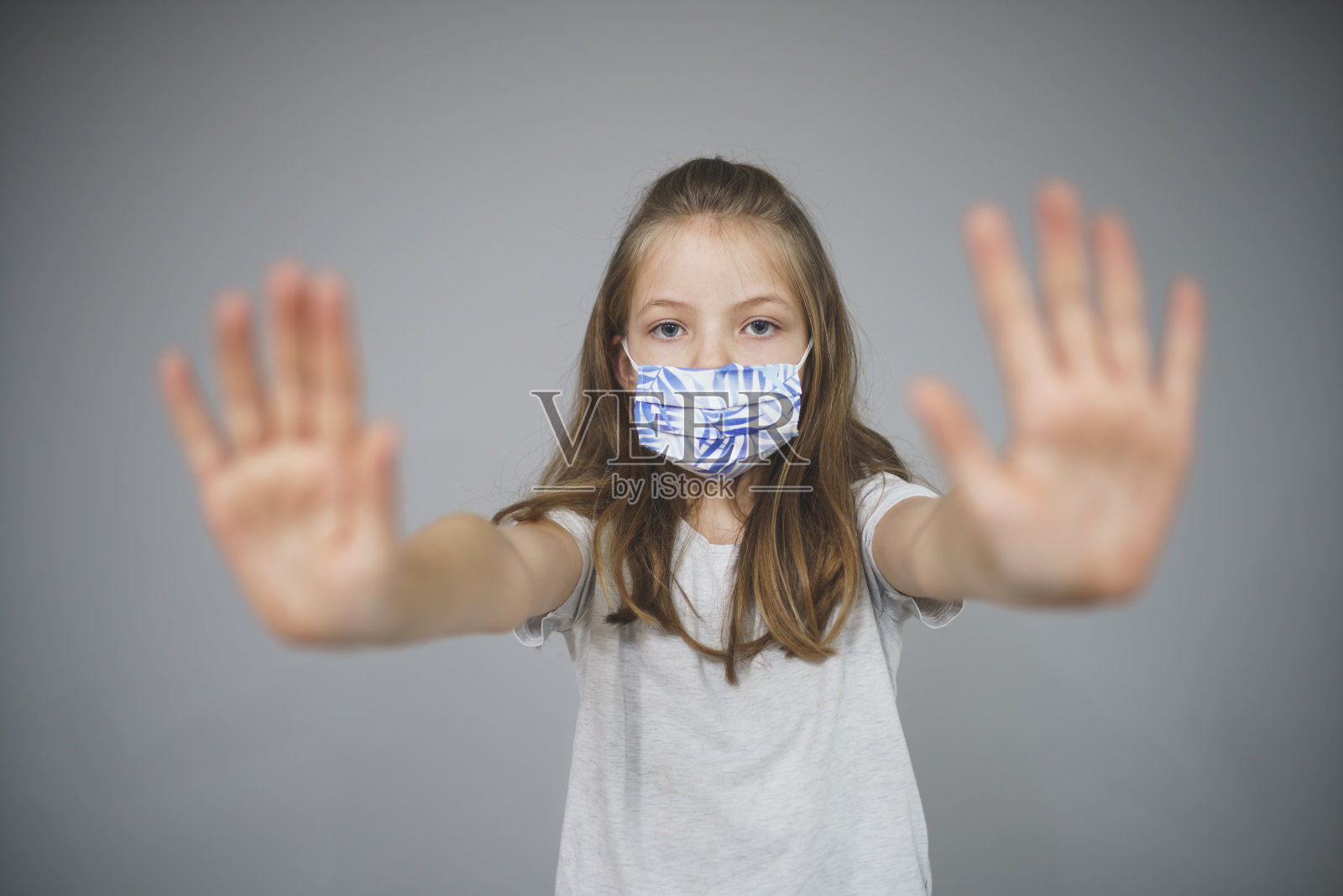 戴自制口罩的女孩照片摄影图片