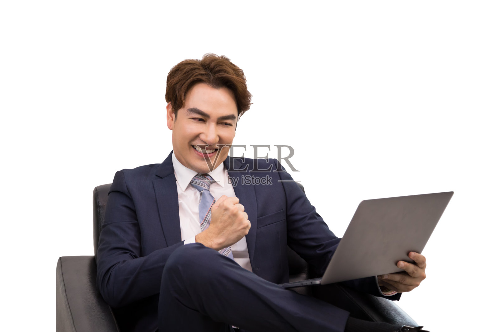 资深商人坐在白色背景的沙发上，从笔记本电脑上查看邮件后感到幸福照片摄影图片