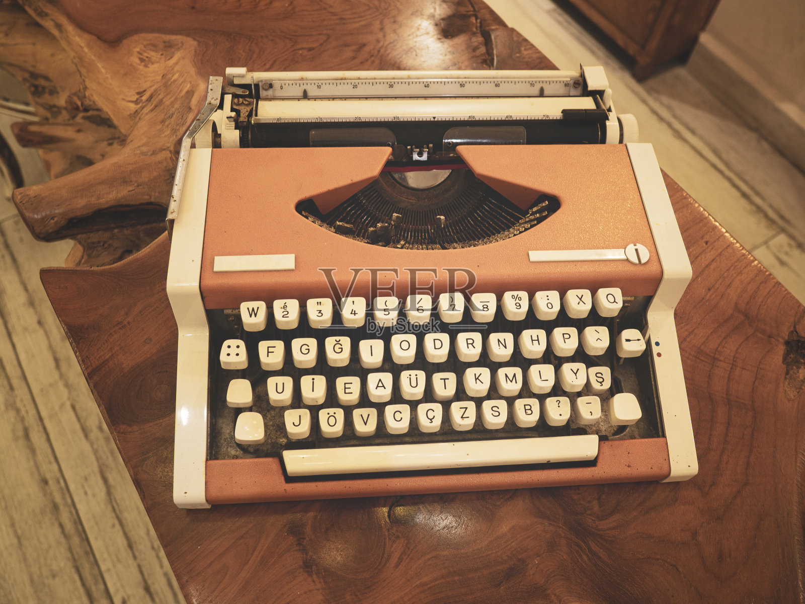 古董希伯来打字机照片摄影图片