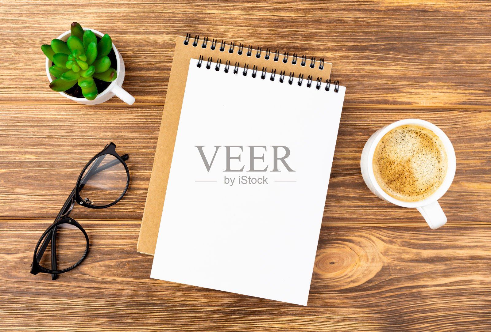 带眼镜、植物和咖啡的笔记本。照片摄影图片