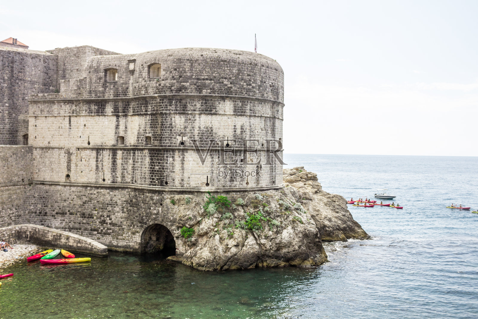 杜布罗夫尼克老城区，古老的城堡，古老的堡垒和房屋，海湾上的城堡，用旧砖块和石头手工建造的墙壁，克罗地亚照片摄影图片