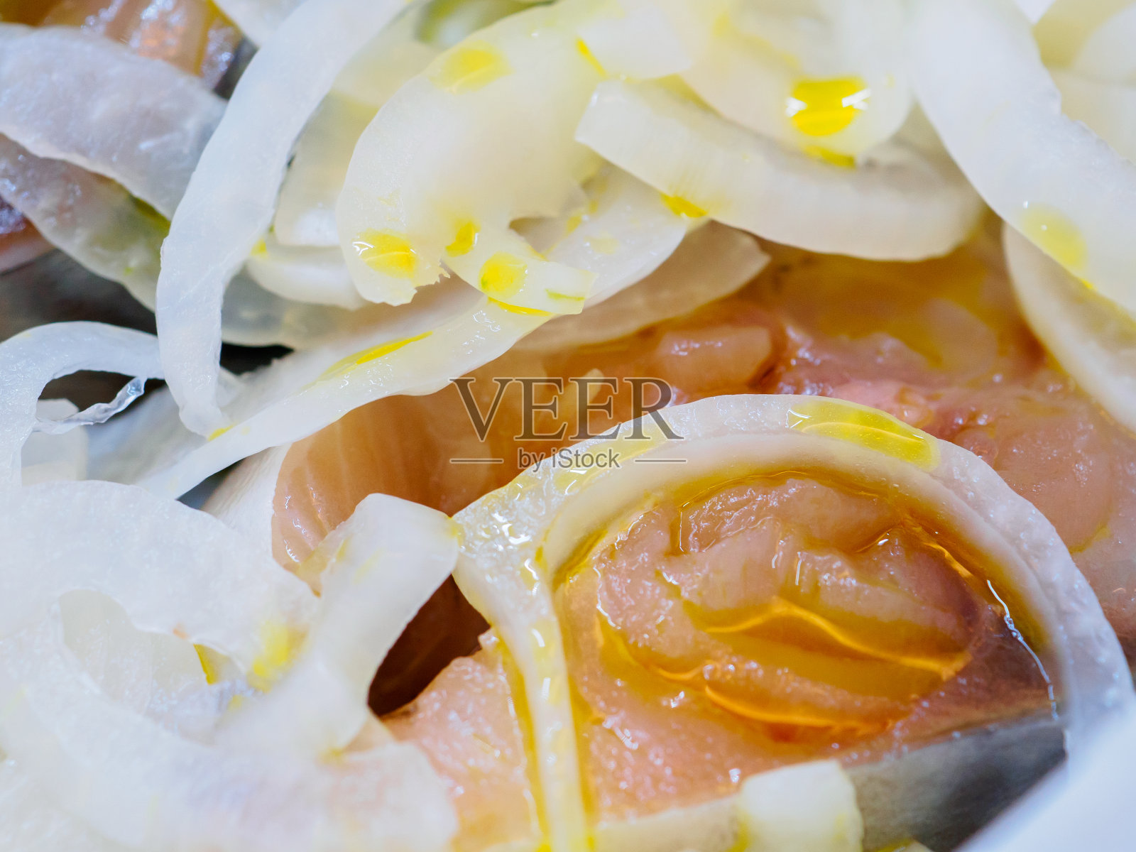 咸鱼撒上葱花，再撒上植物油。照片摄影图片