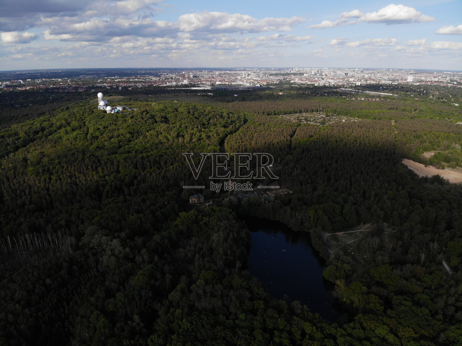 Teufelssee冰川湖鸟瞰图在柏林夏洛滕堡-威尔默斯多夫区格伦沃尔德森林冰川湖。照片摄影图片