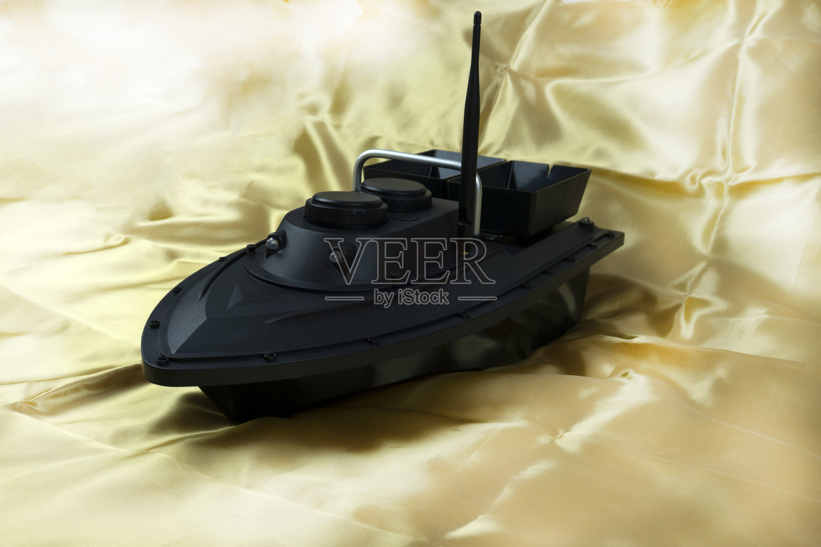 在木码头上投放诱饵的无线电控制船照片摄影图片