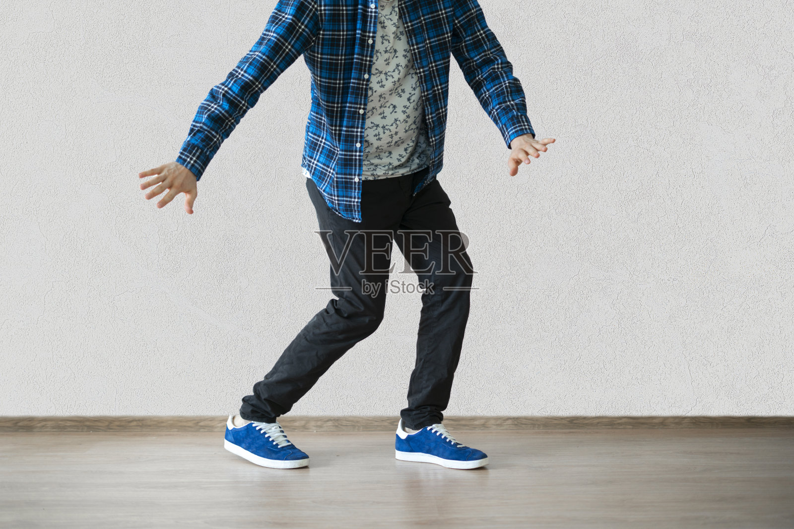 一个舞者的腿在做一些美丽的动作，孤立地靠在墙上照片摄影图片