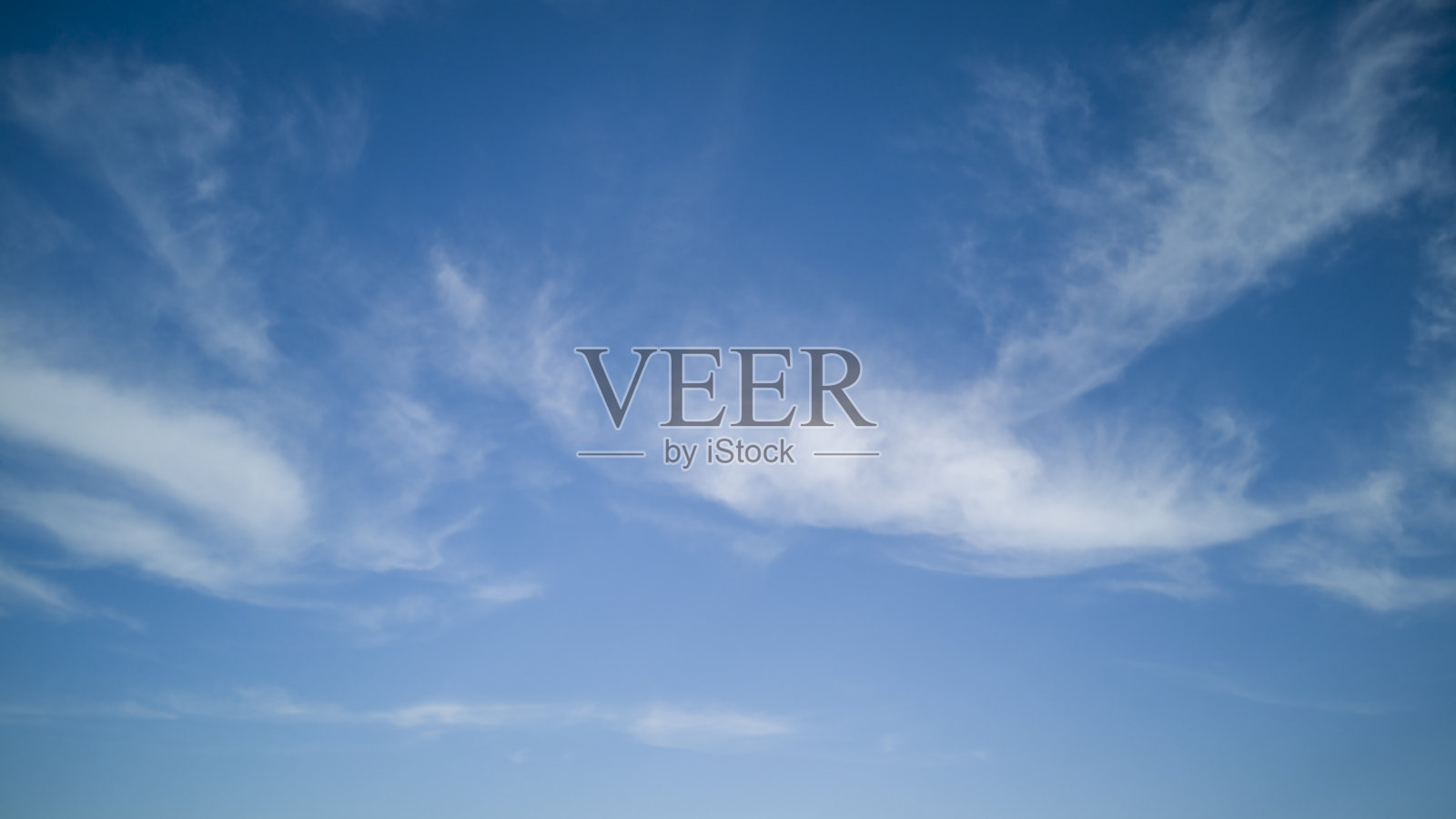 在美丽明媚的阳光明媚的日子里，广阔的、浅蓝色的天空和朵朵白云一直延伸到远方。水平横幅，纹理或抽象背景文本，博客，设计，机构，网站，图案，模型照片摄影图片