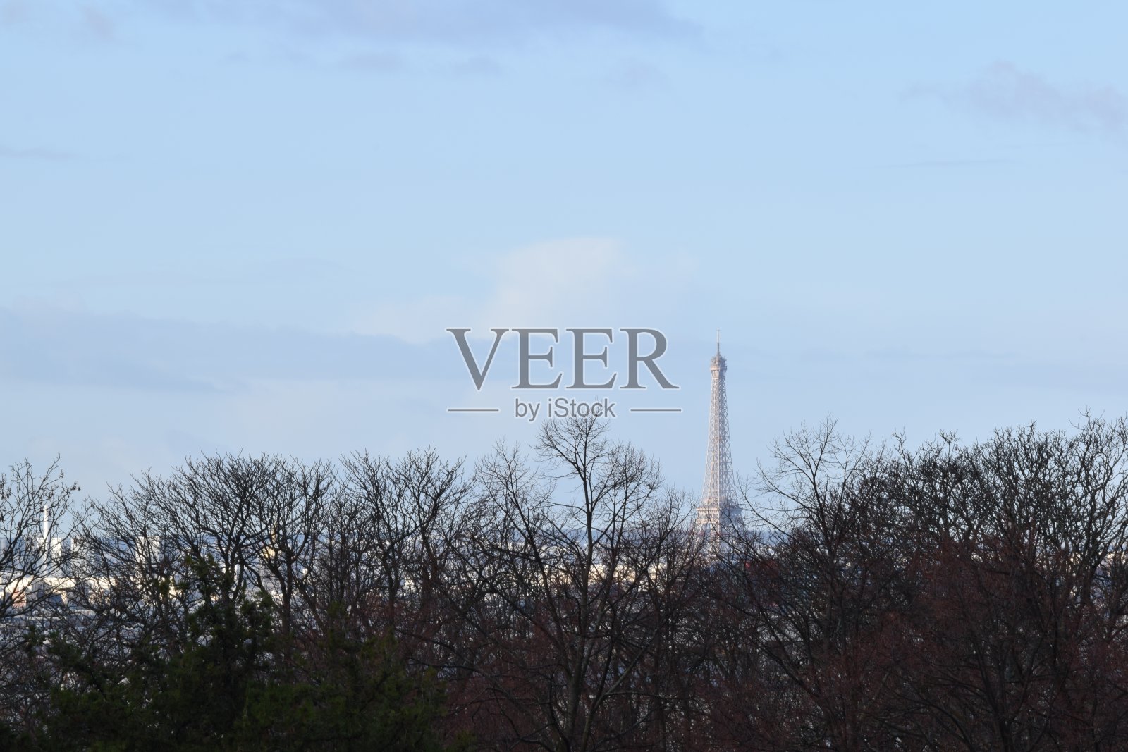 从Père-Lachaise的墓地远眺埃菲尔铁塔照片摄影图片