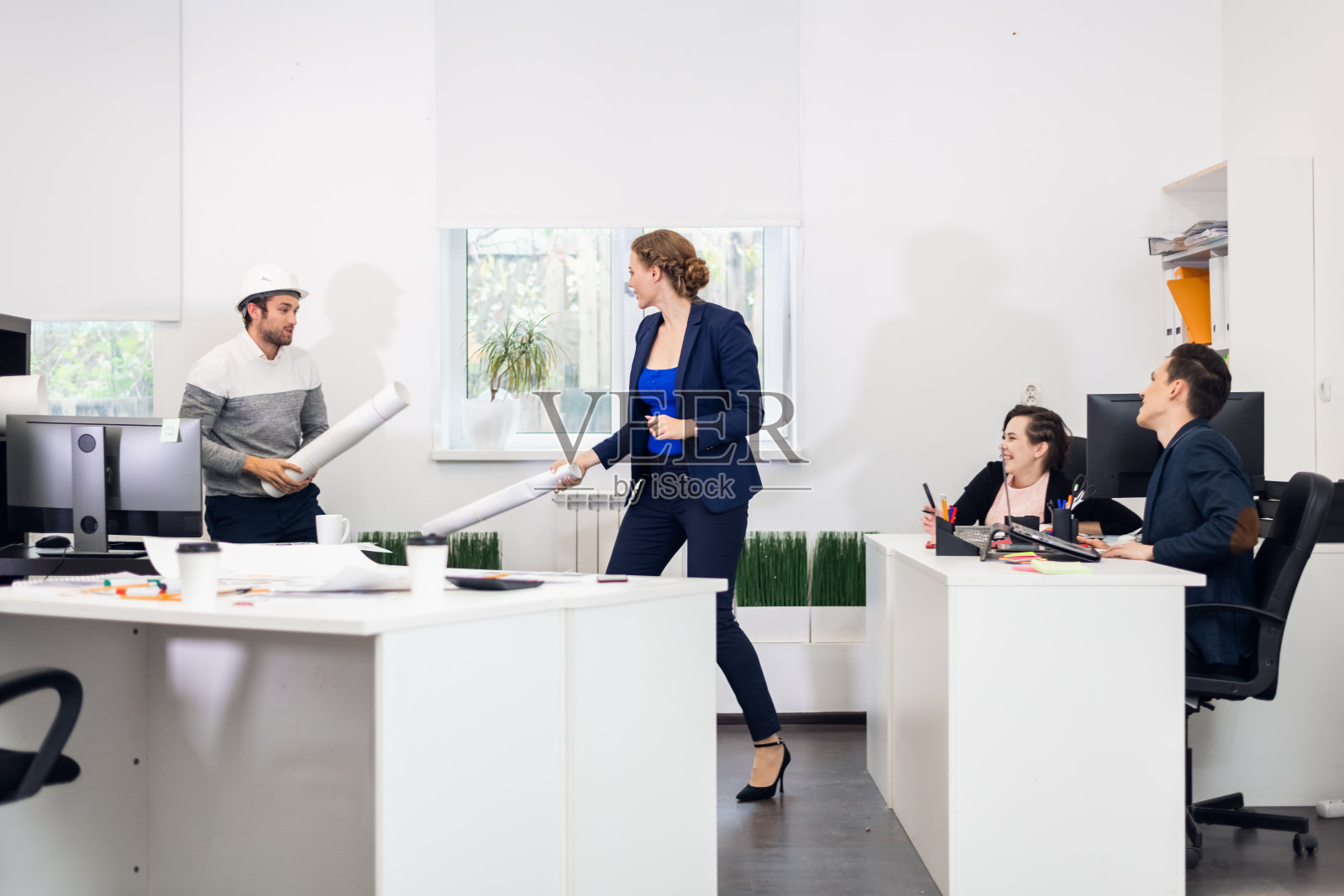 什么人在办公室打架。下班后在办公室寻欢作乐照片摄影图片