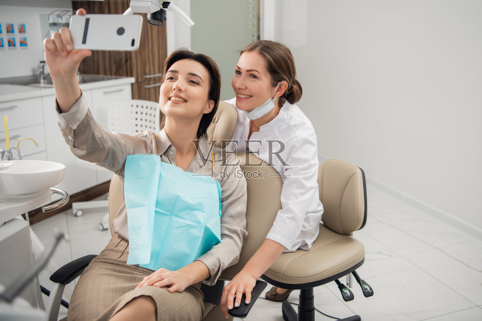 不寻常的有问题。一名年轻女子在牙科检查期间自拍的照片照片摄影图片