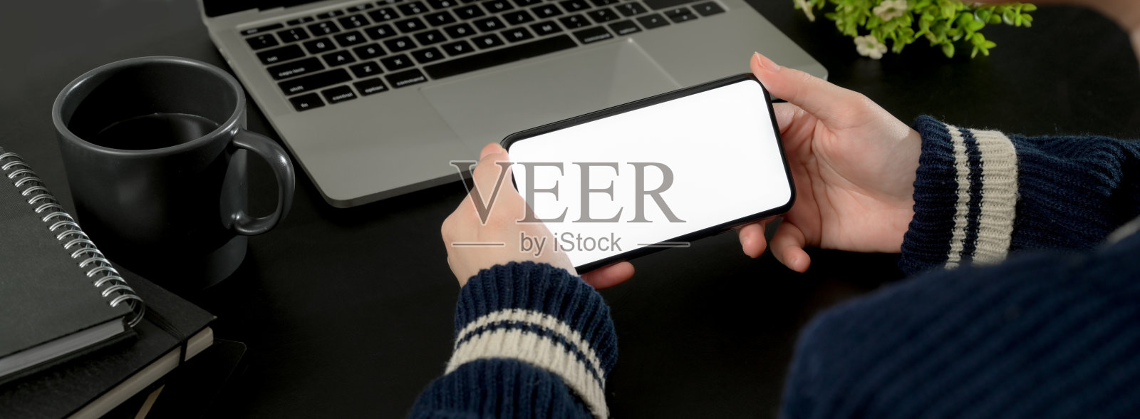 商业女性使用水平模拟智能手机放松的裁剪镜头照片摄影图片