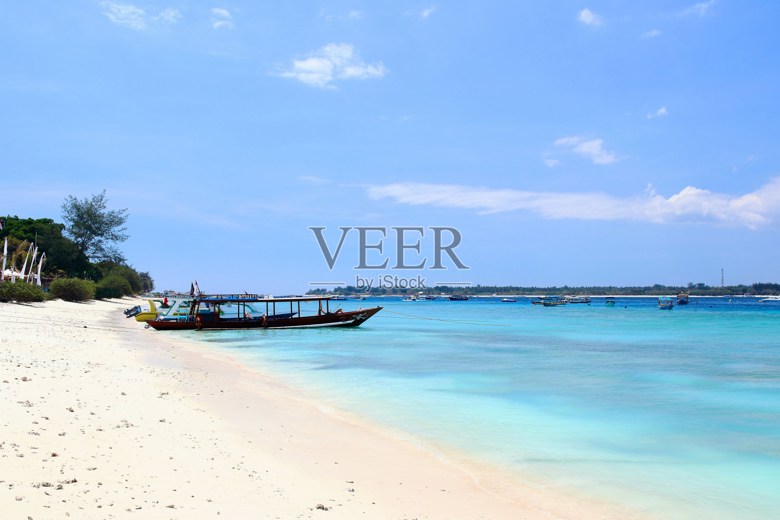 在Gili Trawangan岛的冲浪点海滩和海港海滩之间的海岸线，在龙目岛最令人印象深刻的地方，印度尼西亚照片摄影图片