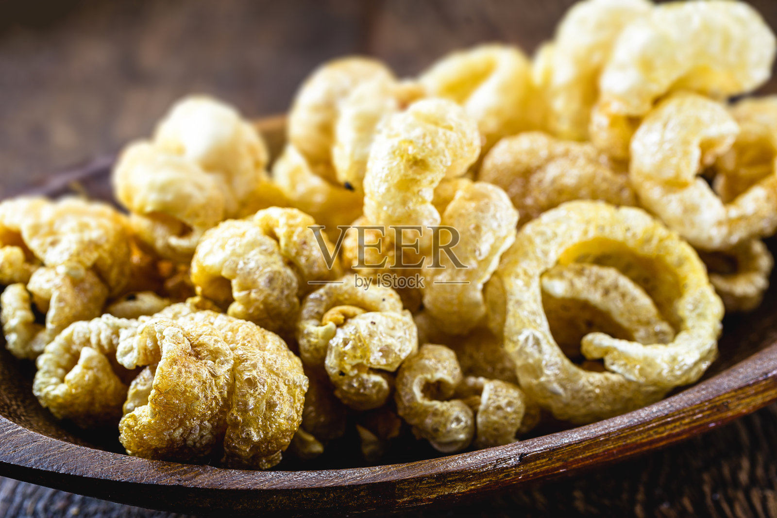 劈啪作响的巴西炖牛肉猪皮炸后干，配以佐餐。采用典型的食物。照片摄影图片