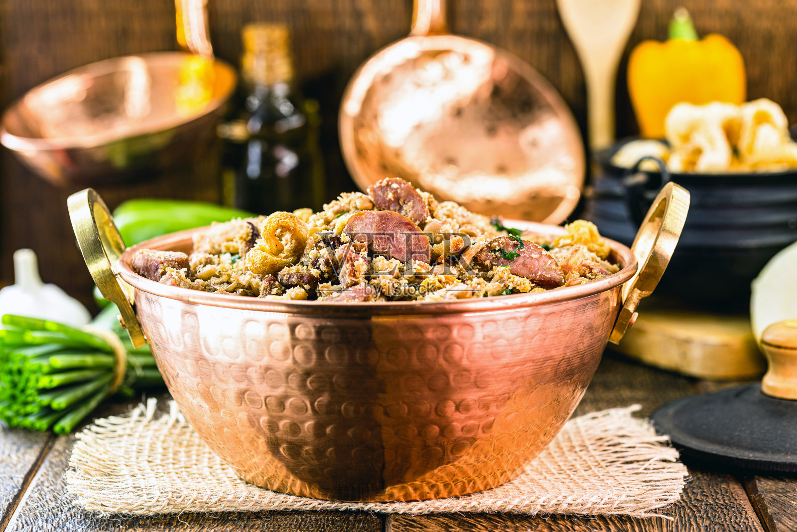 米纳斯吉拉斯州的一种典型的巴西食物——猪肉豆。古朴的木制背景上的铜壶。照片摄影图片