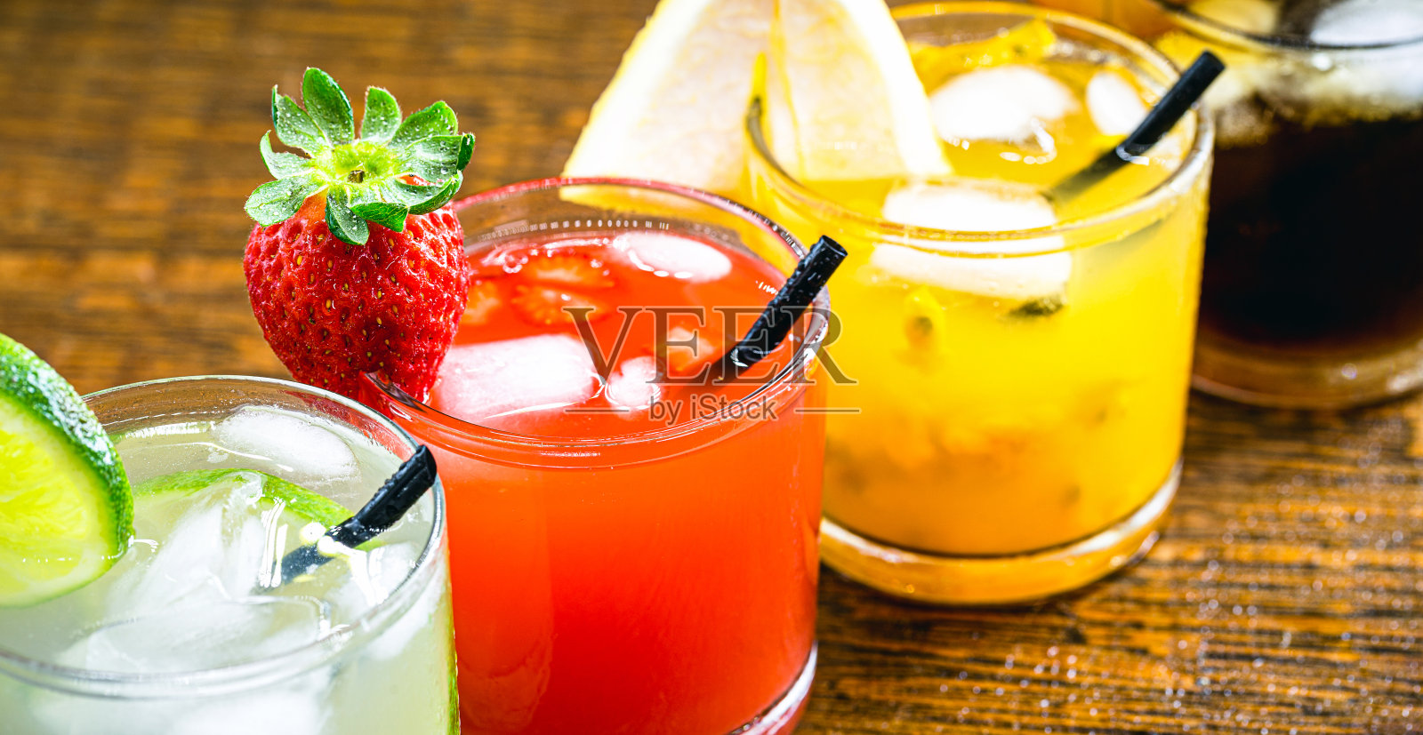 巴西饮料凯匹林亚，由cachaça和水果制成。西瓜，草莓，柠檬，桃子和李子口味照片摄影图片