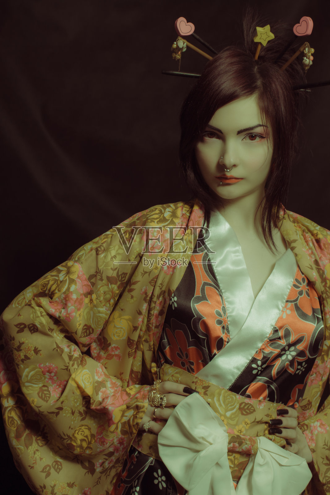 穿着和服的漂亮艺妓照片摄影图片