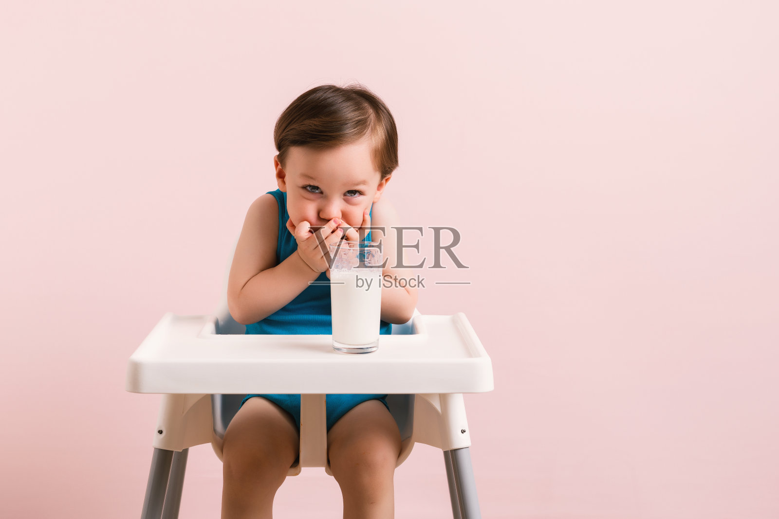 婴儿在喝牛奶。照片摄影图片