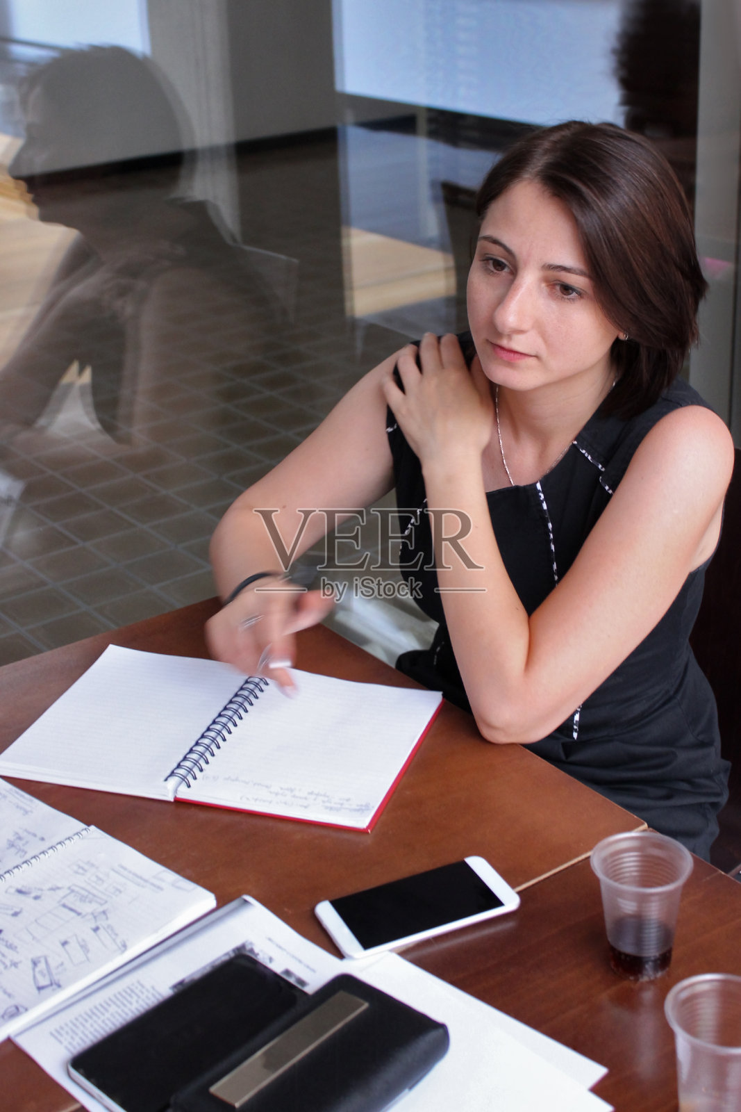 一个年轻人在和两个女人讨论照片摄影图片