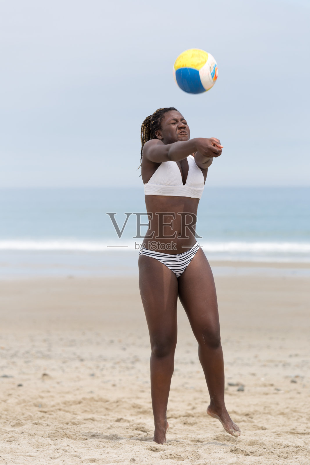 少女在玩沙滩排球照片摄影图片