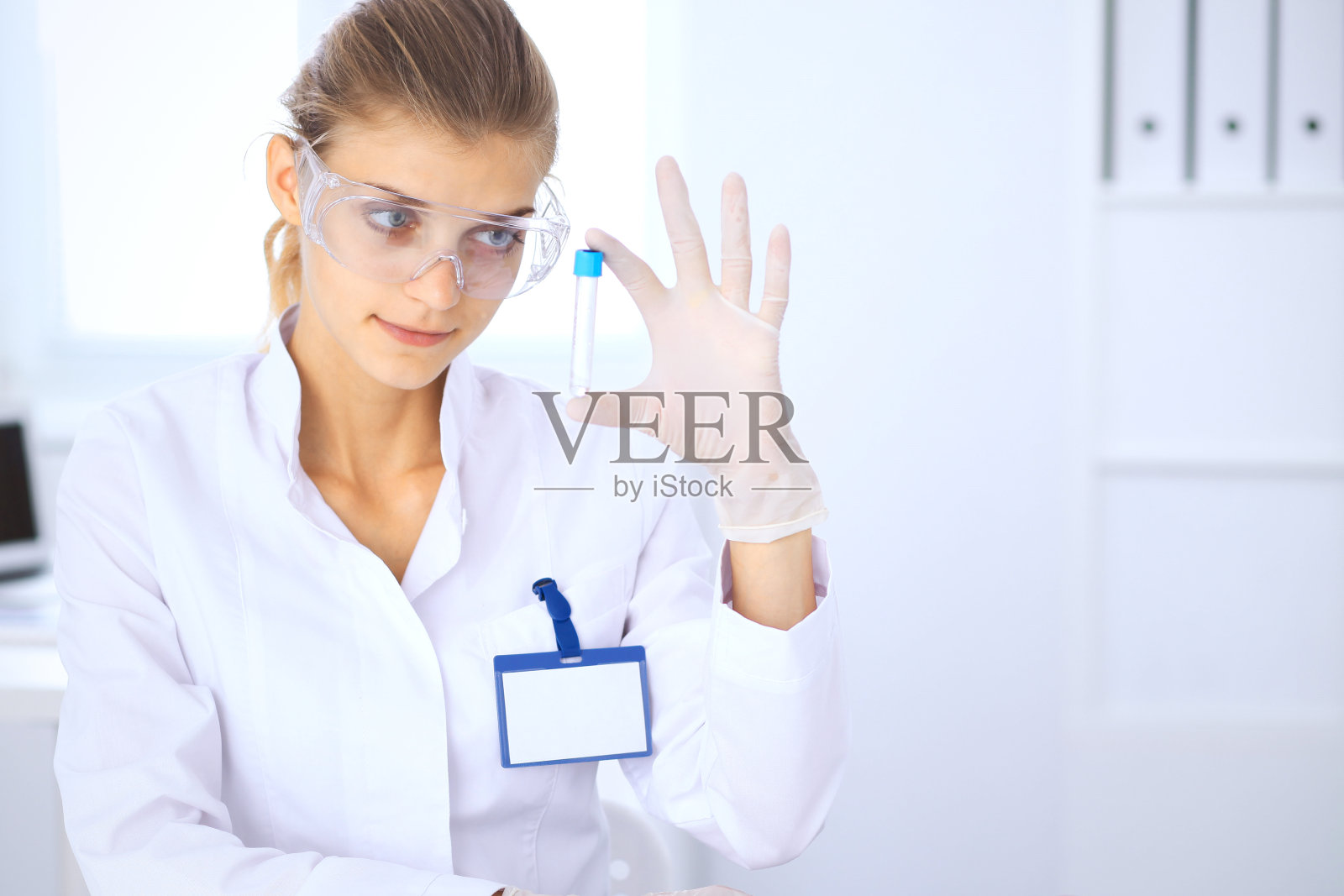 女性科研人员或实验室验血助理。医学的概念照片摄影图片