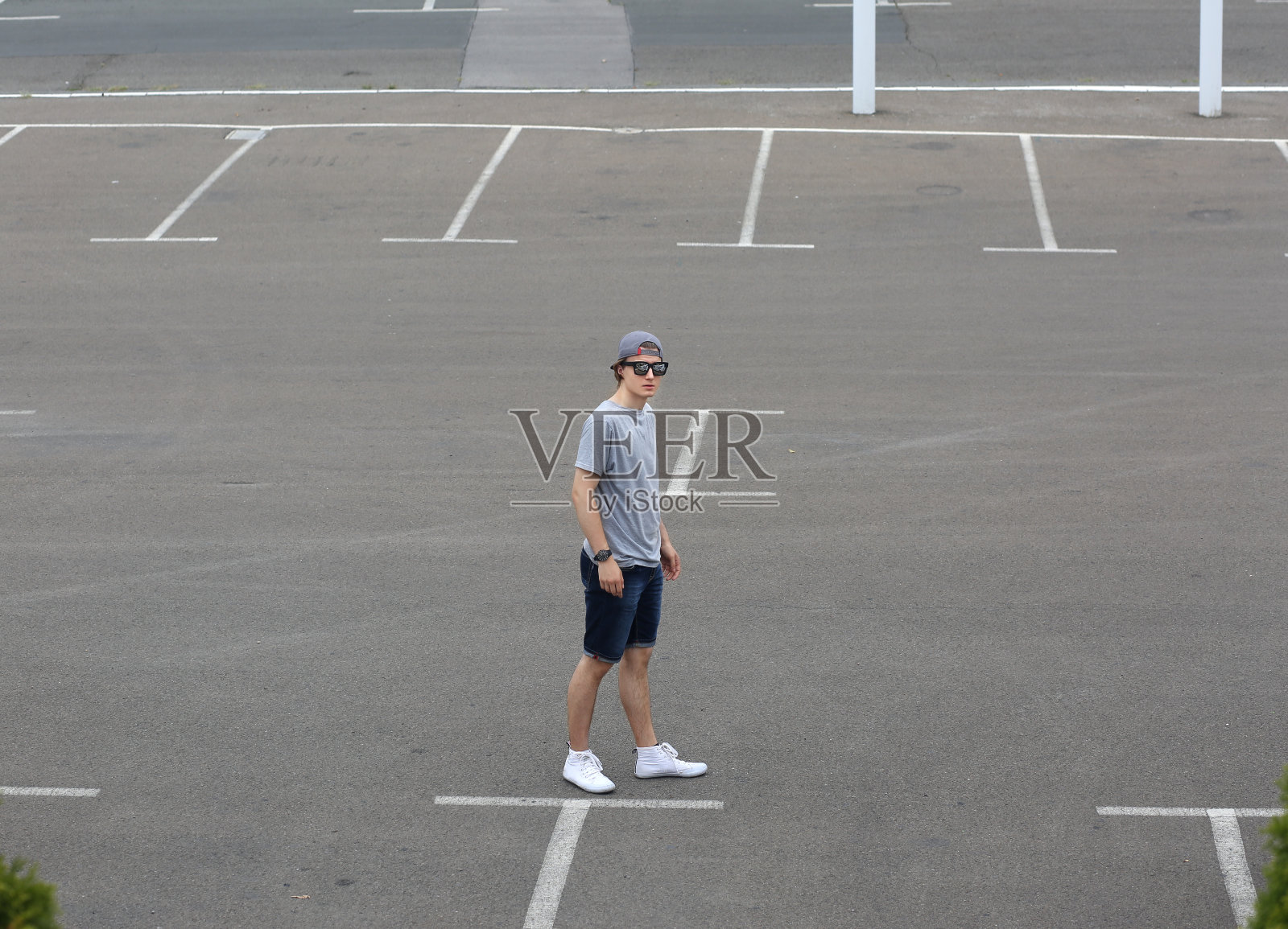 都市背景的迷人少年照片摄影图片