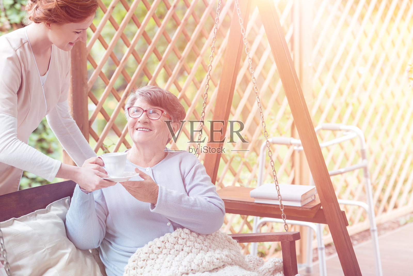 坐在木制秋千上的老年妇女照片摄影图片