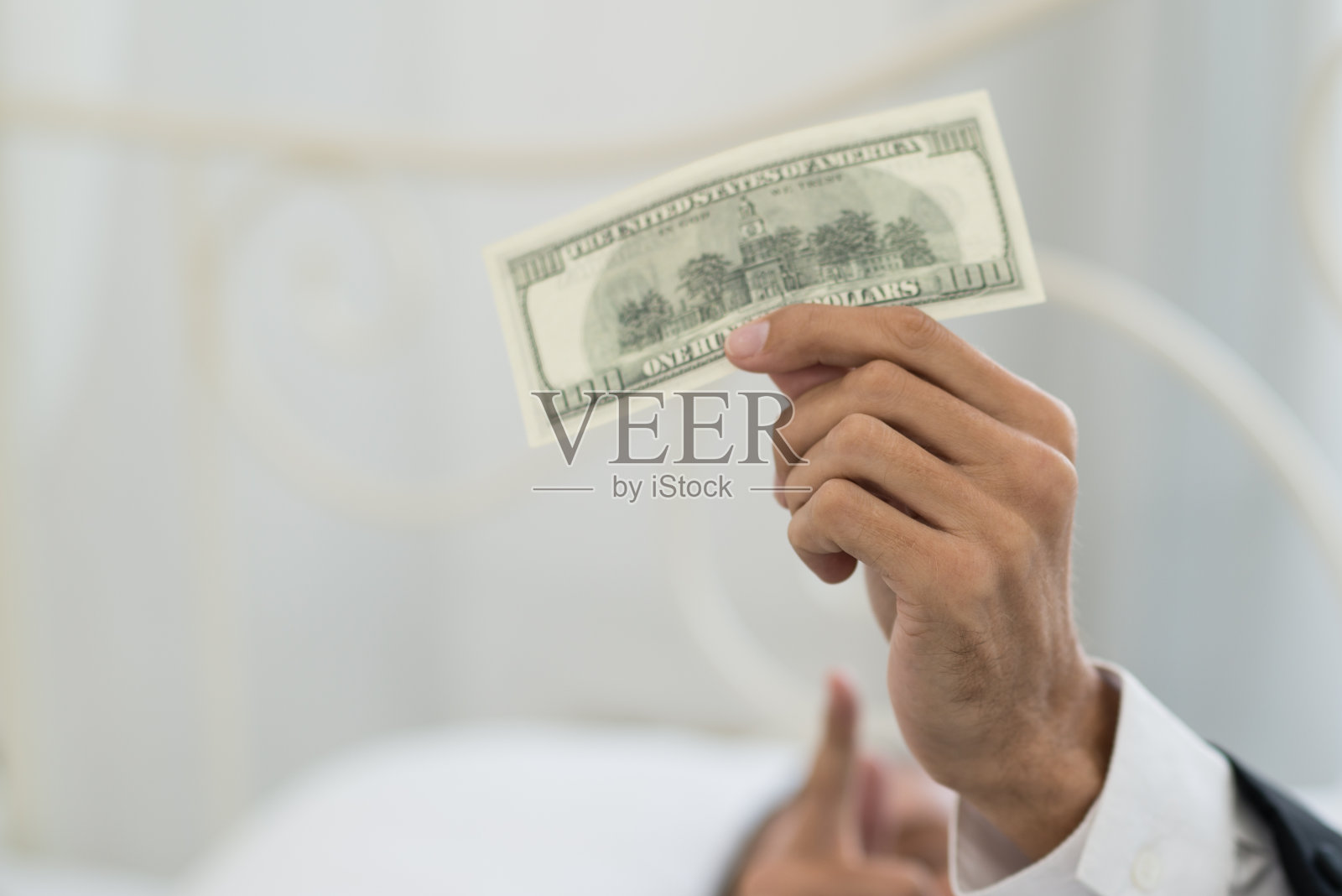 商人手拿钞票照片摄影图片