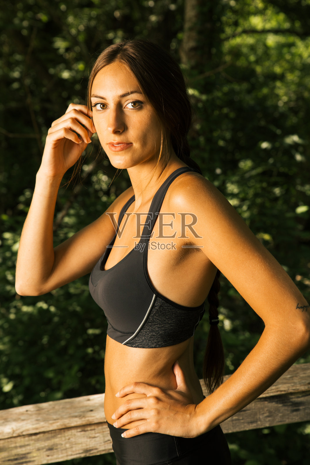 一个在大自然中做运动的女人的肖像照片摄影图片