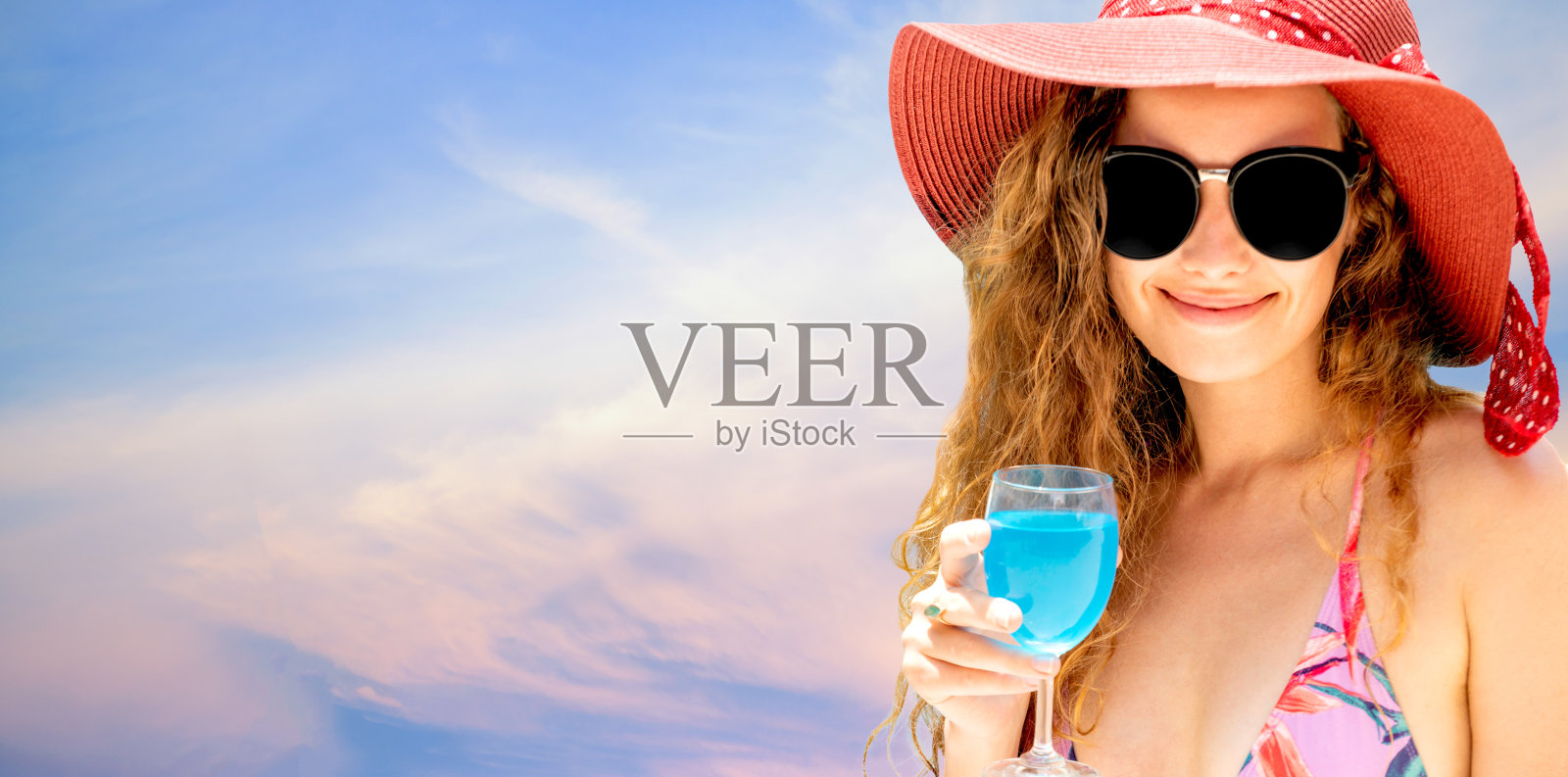 女人在彩色背景上摆姿势的泳衣。照片摄影图片