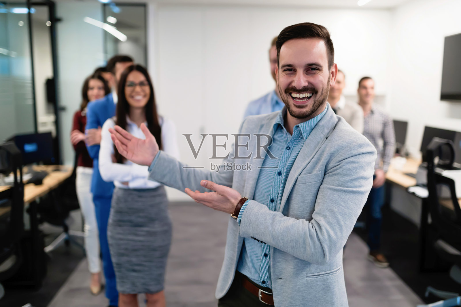 由年轻有为的商界人士组成的成功团队照片摄影图片