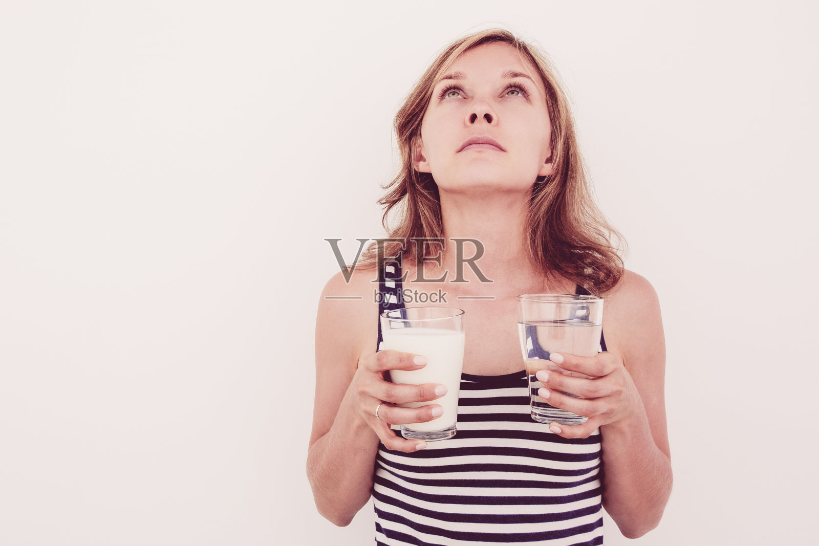 拿着水和牛奶的沉思女士照片摄影图片