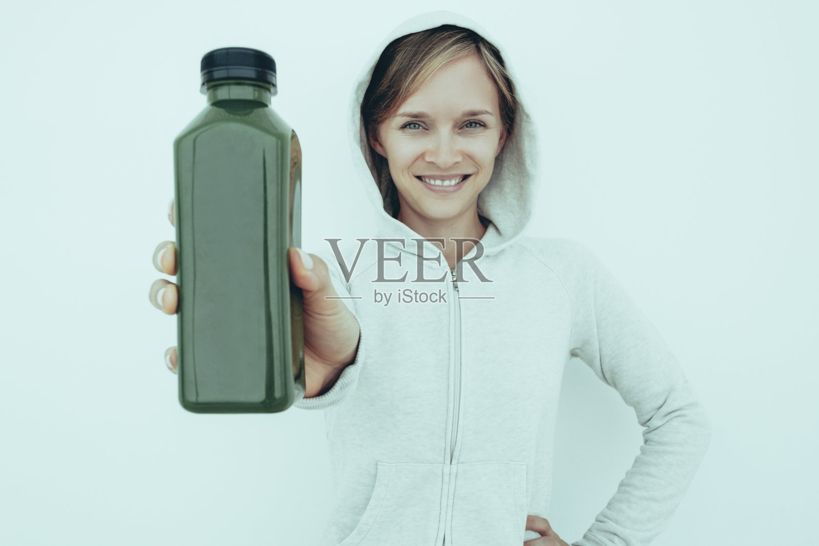 开朗的运动女性推荐运动饮料照片摄影图片