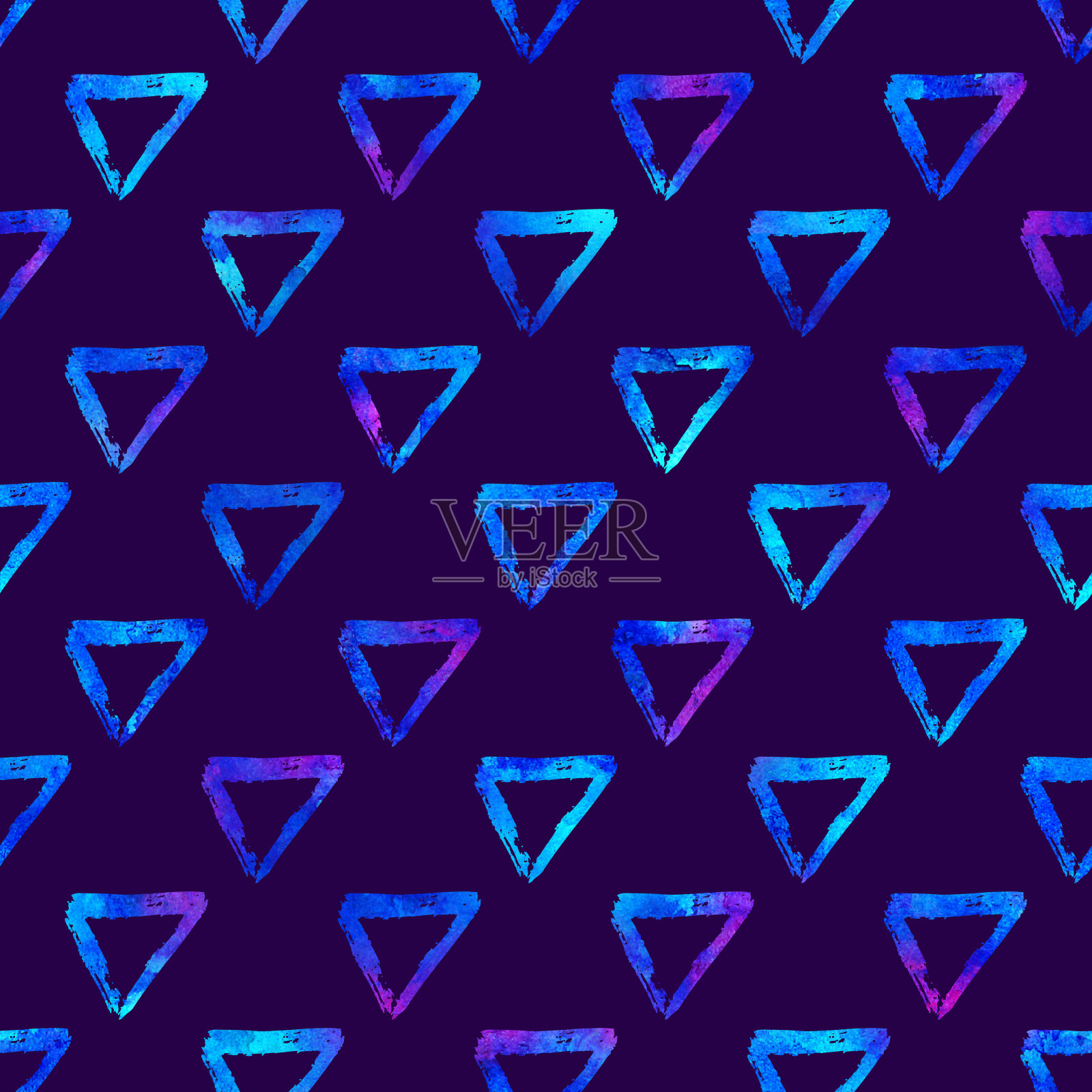 无缝图案笔刷三角形。紫色背景上的蓝色。手绘的田庄纹理。墨水的几何元素。时尚现代风格。无尽的幻想格子织物印花。水彩插画图片素材