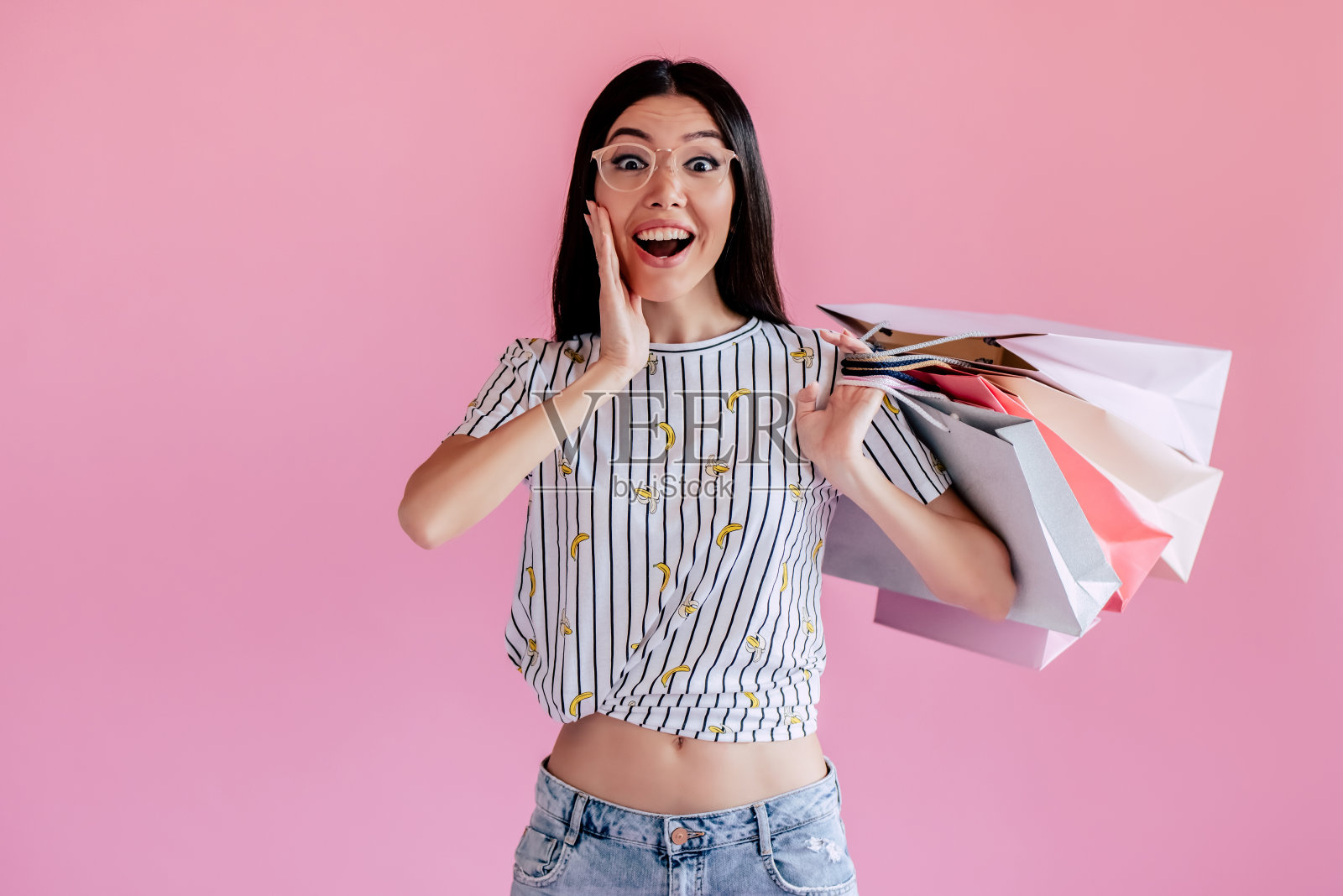 粉红色背景上的年轻女孩照片摄影图片