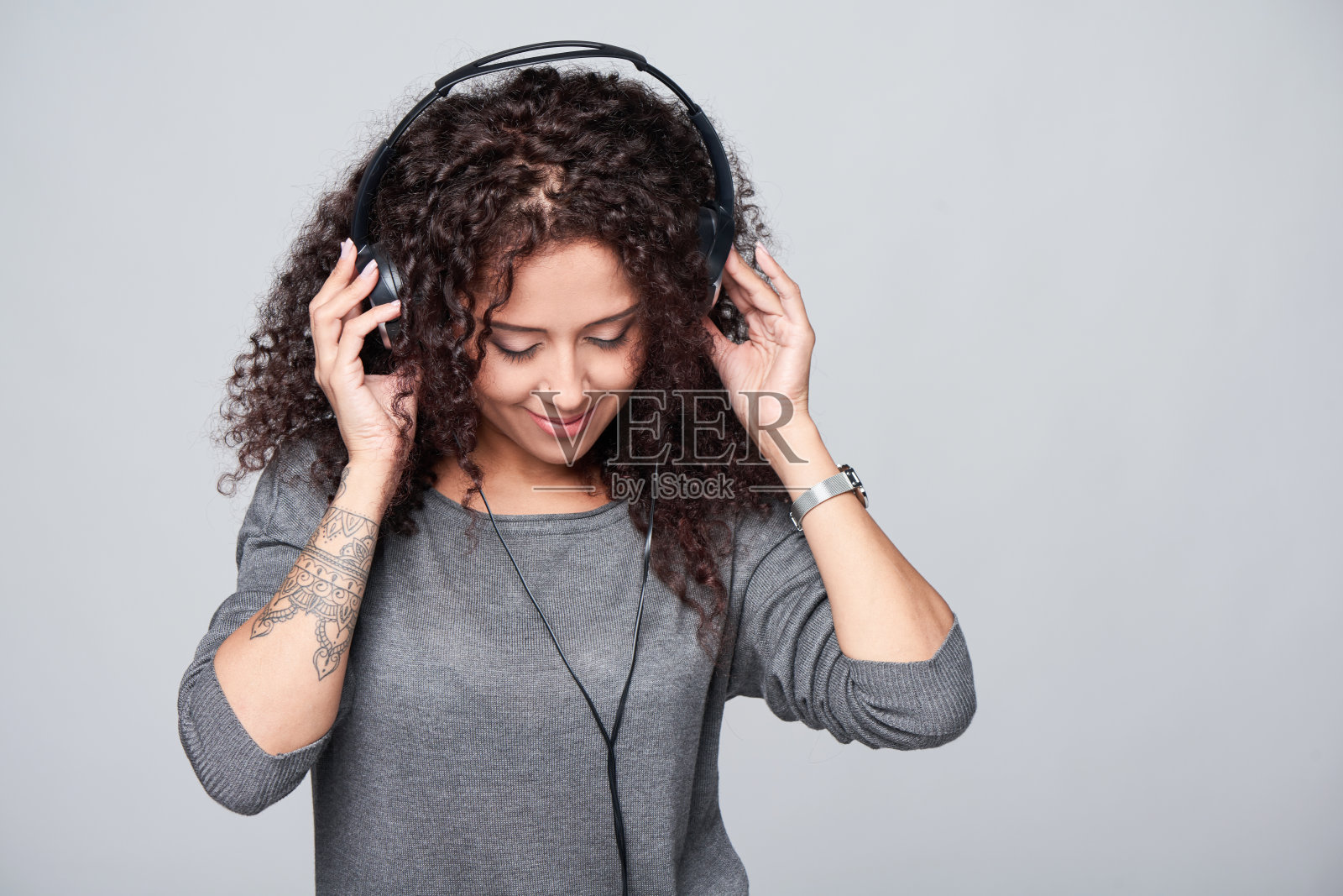 戴着耳机听音乐的女人照片摄影图片