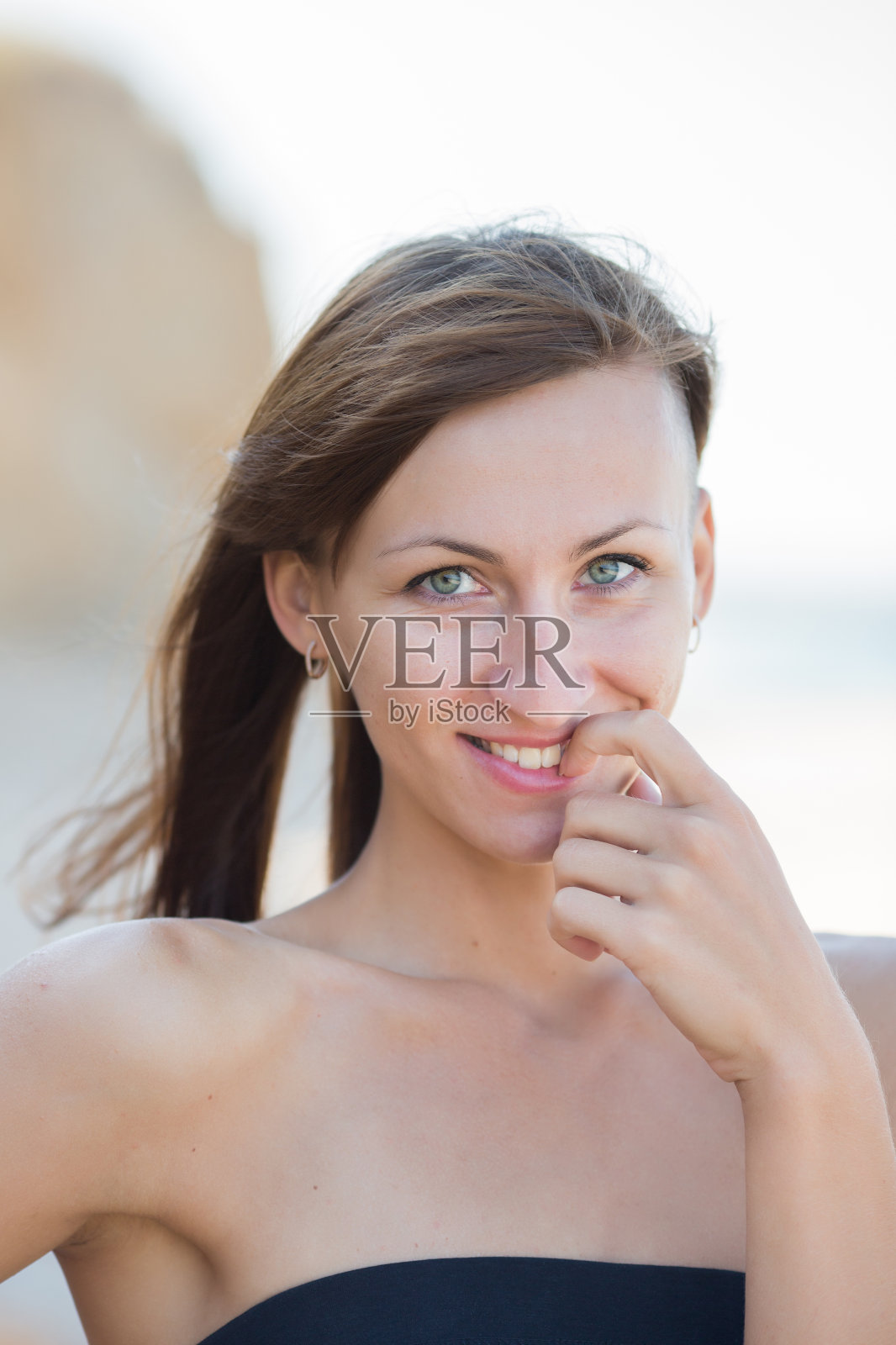 肖像瘦骨嶙峋的女孩与不寻常的发型户外照片摄影图片