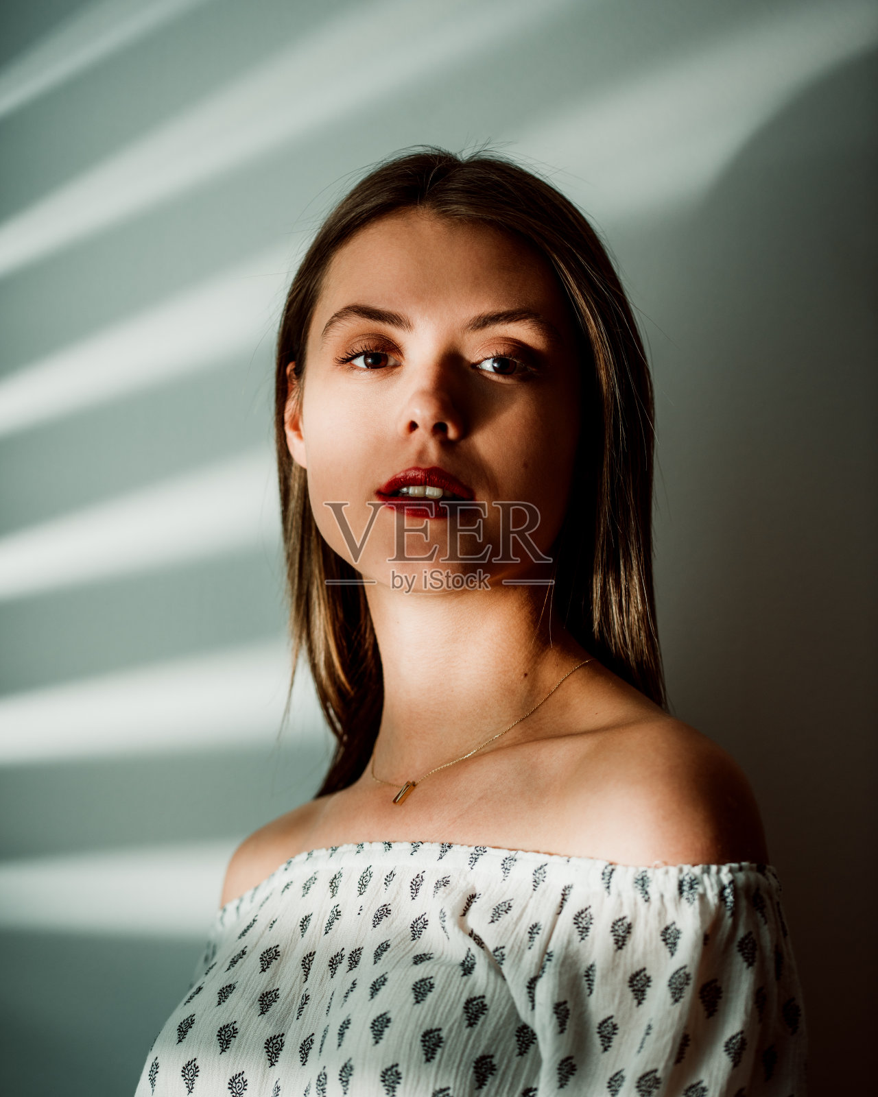 年轻美丽的女孩的肖像。时尚的照片照片摄影图片