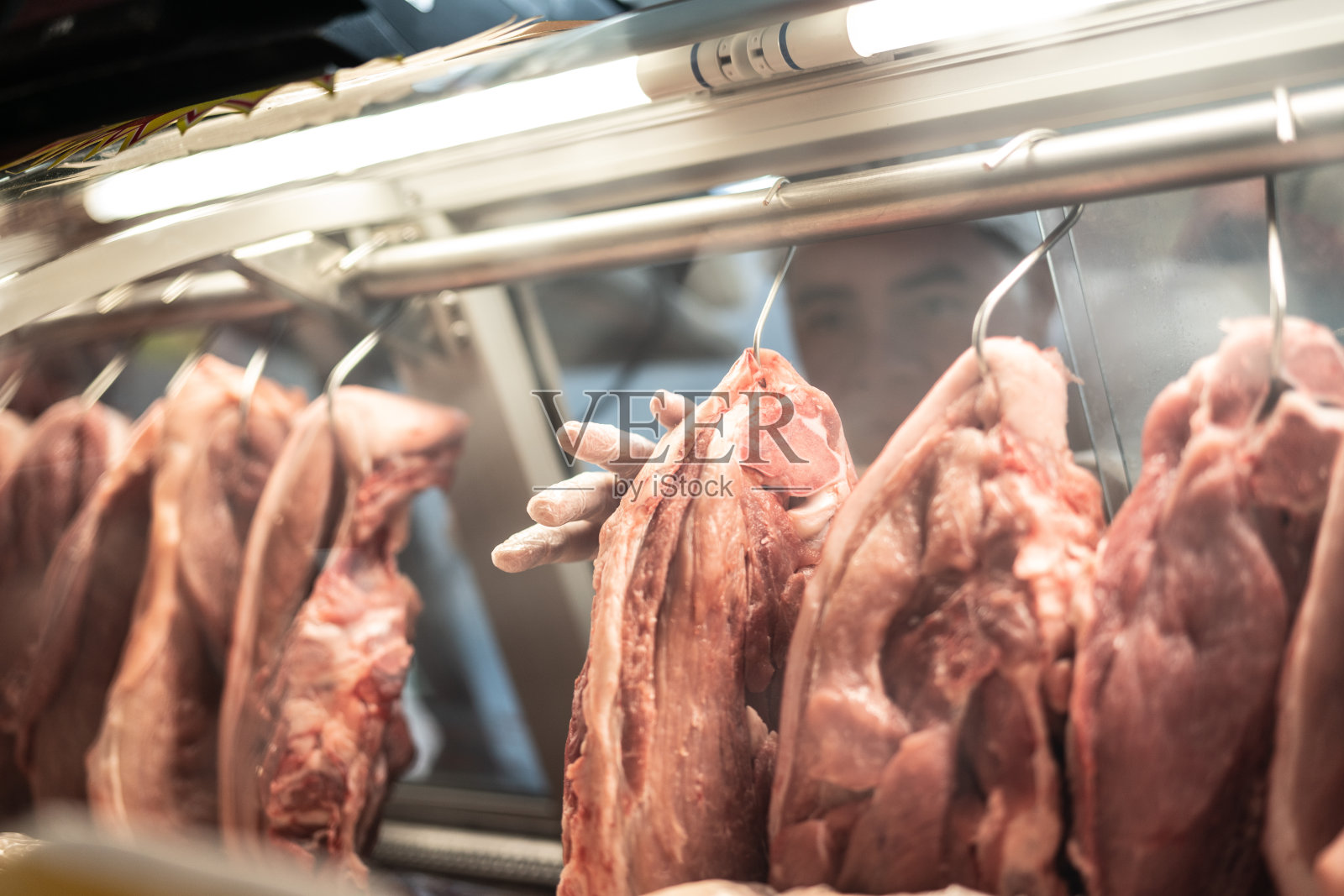 在屠宰场工作的男人，挑选肉照片摄影图片