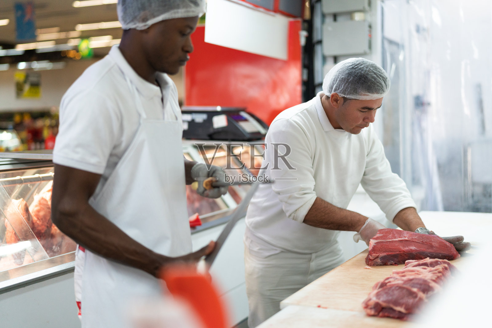 在屠宰场工作的人照片摄影图片