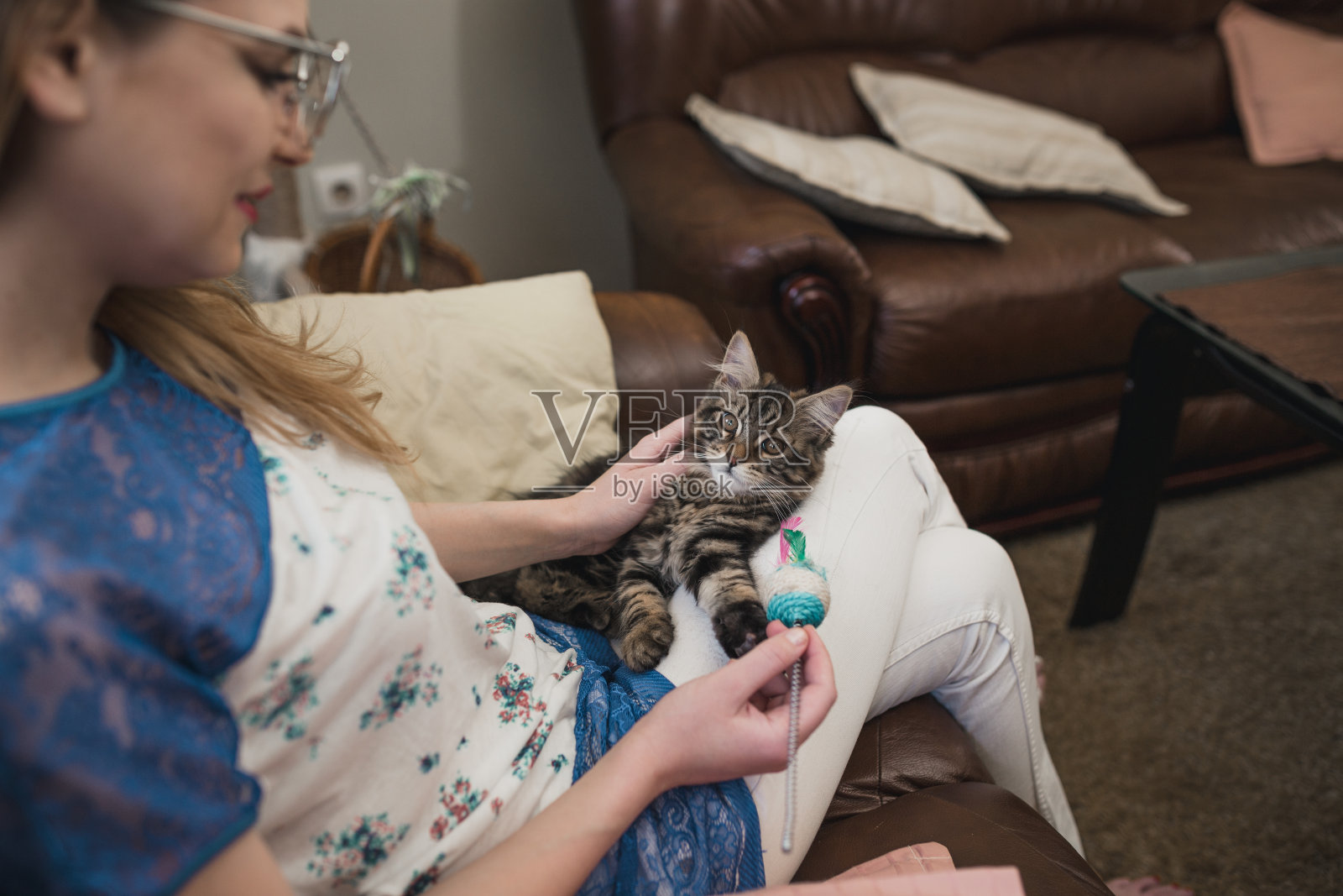 一个年轻的女人喜欢和她的猫呆在家里照片摄影图片