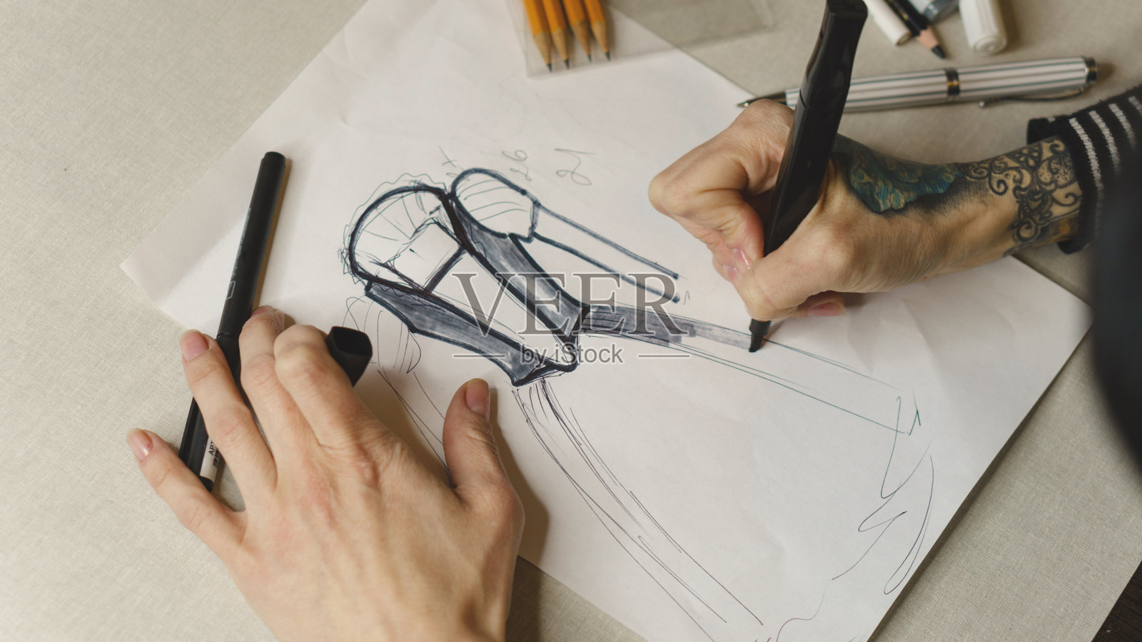 少女时装设计师素描晚礼服照片摄影图片