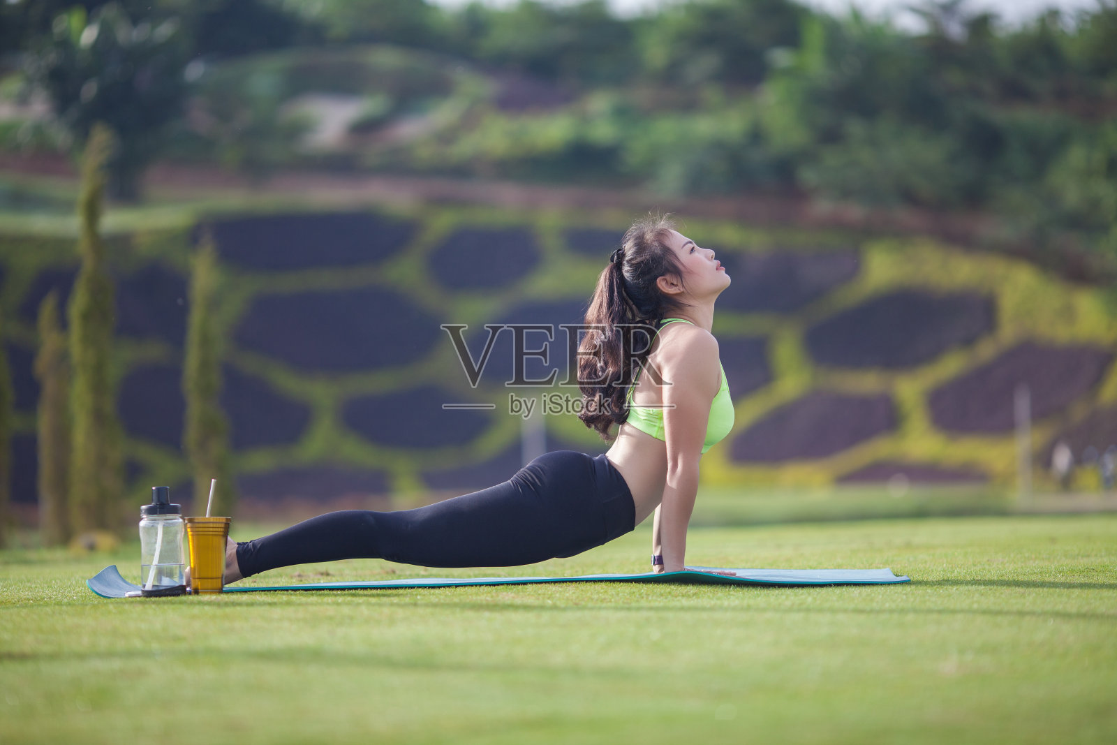 冥想瑜伽生活方式女人，放松至关重要。健康良好的概念照片摄影图片