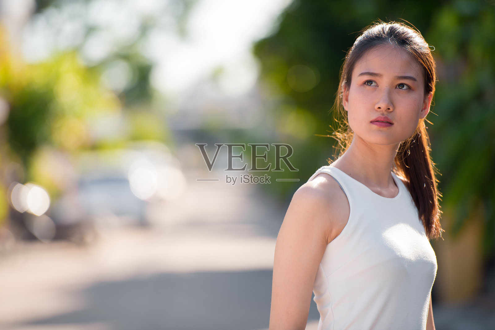 年轻美丽的亚洲女商人在户外照片摄影图片