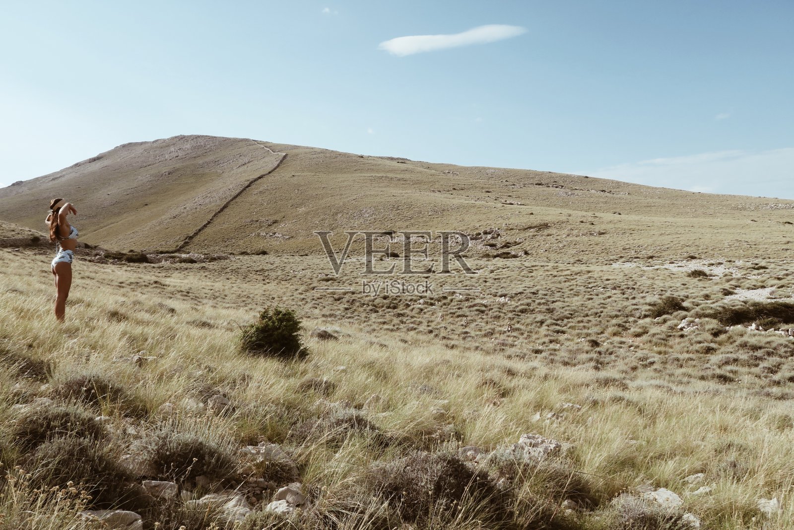 一个健康的年轻女子站在地中海岛屿上照片摄影图片